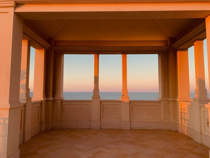 Villa costera italiana al atardecer, evocando el estilo de vida mediterráneo asociado a Martini