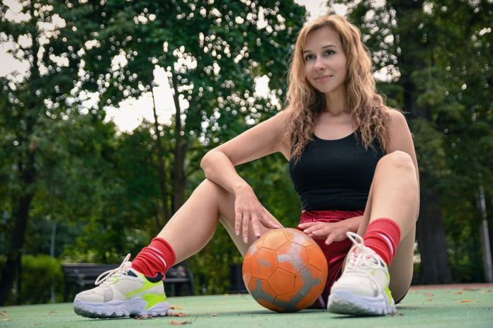Balón de fútbol y ropa deportiva en estética vintage, evocando la cultura futbolística de los noventa