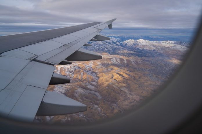 Vista aérea del planeta Tierra desde la ventanilla de un avión en vuelo