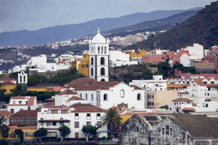 Campanas tradicionales en torre de pueblo español