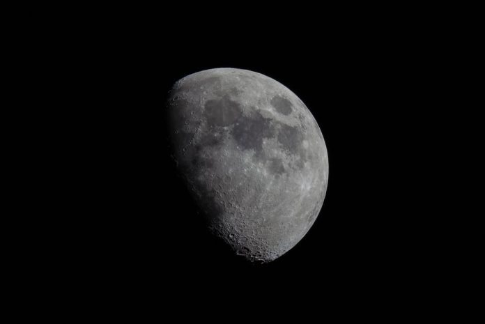 Superficie lunar con restos de misiones espaciales abandonadas