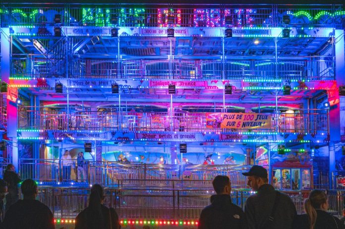 Verbena de verano con luces de colores y ambiente festivo nocturno