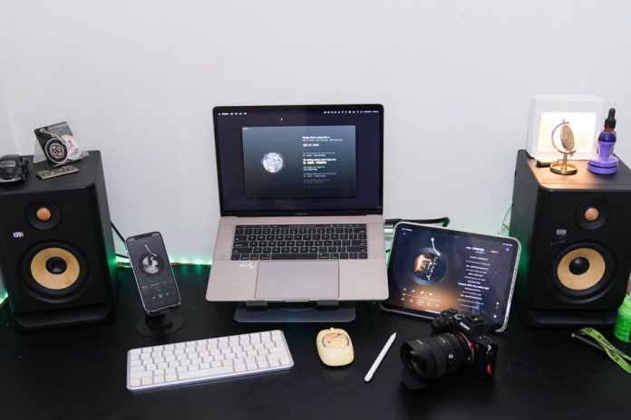 Altavoz inalámbrico sobre escritorio en espacio de trabajo moderno