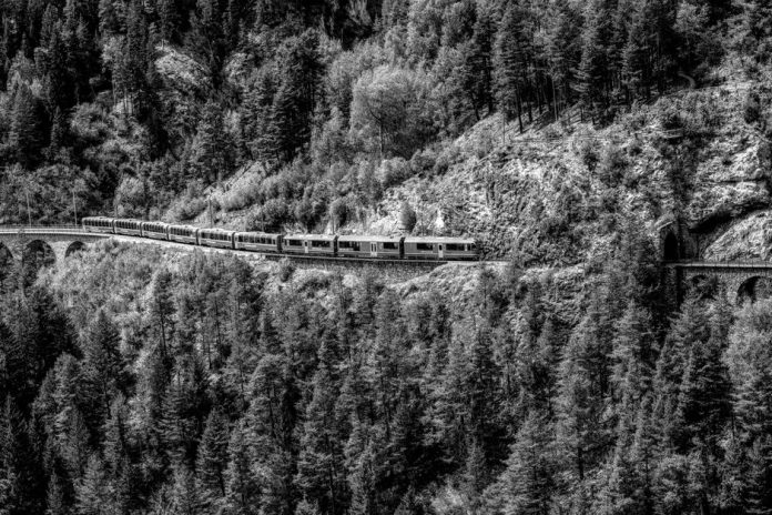 Vista de un túnel ferroviario en construcción atravesando una zona montañosa
