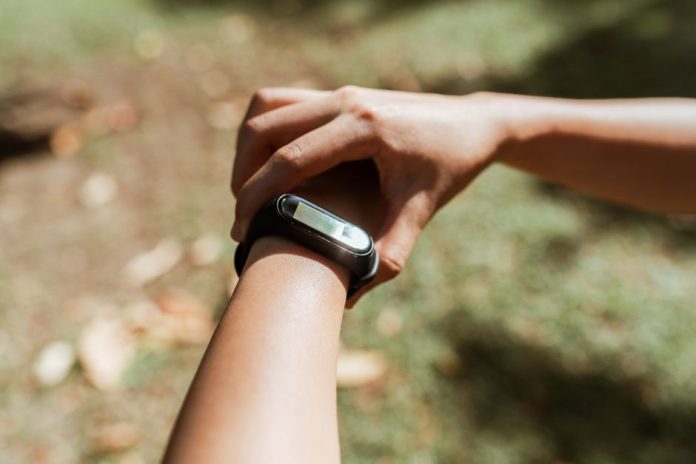 Reloj inteligente en muñeca de deportista durante actividad física