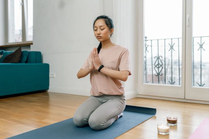 Persona practicando ejercicios de respiración consciente en entorno tranquilo