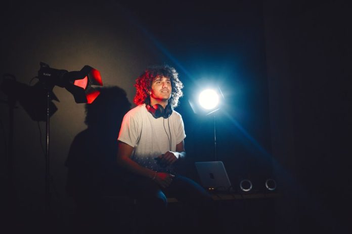 Escenario de premios creativos con foco de luz