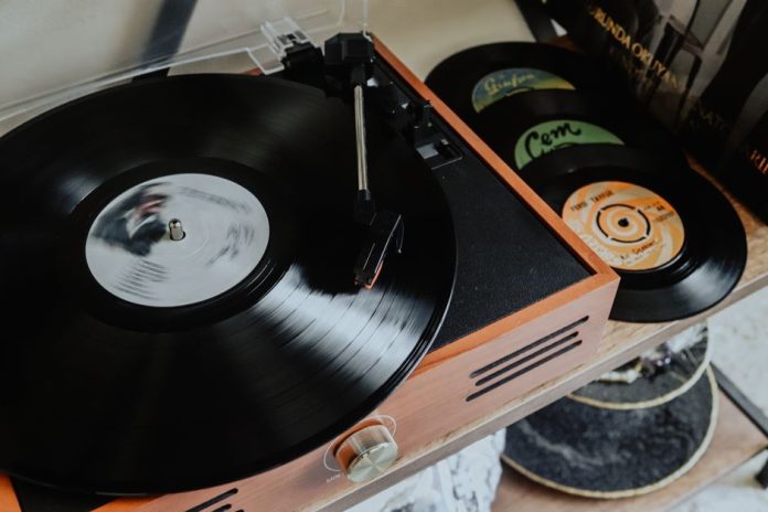 Tocadiscos vintage con disco de vinilo, evocando la época de los Beatles en los años 60