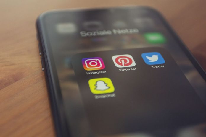 Usuario consultando noticias en redes sociales desde su smartphone