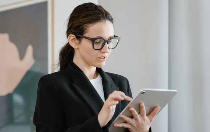 Gafas inteligentes y tecnología wearable sobre una mesa de trabajo