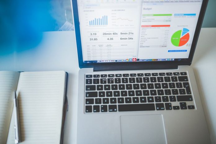 Profesional trabajando con ordenador en oficina moderna con herramientas de automatización