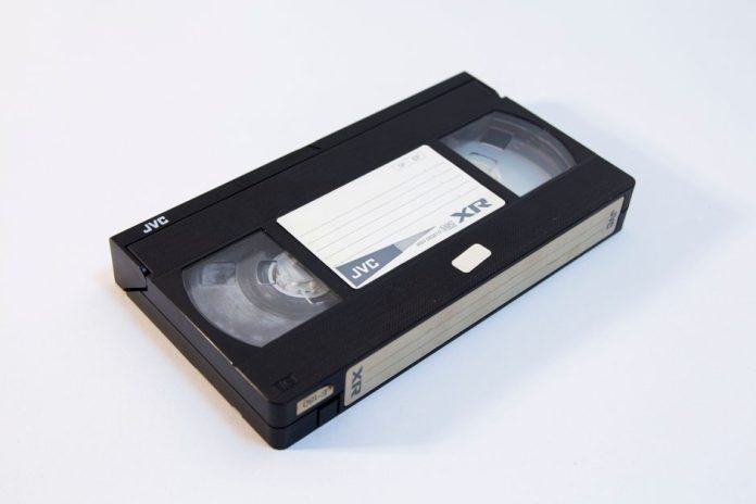 Cinta VHS vintage sobre fondo retro evocando la estética de los años ochenta