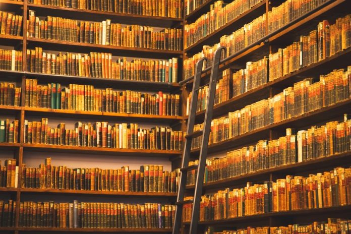 Estantería de librería antigua con libros usados y descatalogados