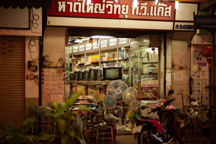 Televisor moderno en exposición en una tienda de electrónica y hogar