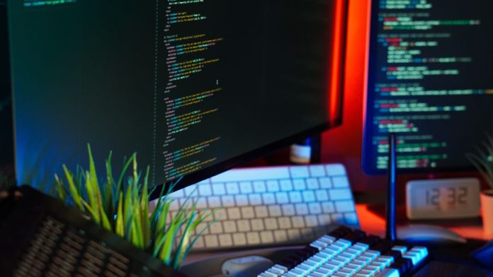 Pantalla de ordenador con interfaz de aplicación de inteligencia artificial en entorno de trabajo