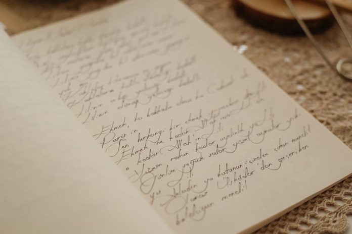Manuscrito antiguo con anotaciones y dibujos a mano sobre papel envejecido