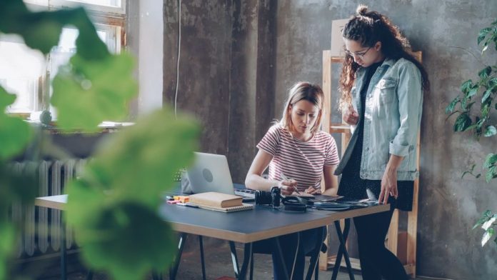 Espacio de trabajo de agencia creativa moderna con equipo colaborando