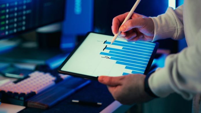 Pantalla de analítica de datos en entorno corporativo moderno