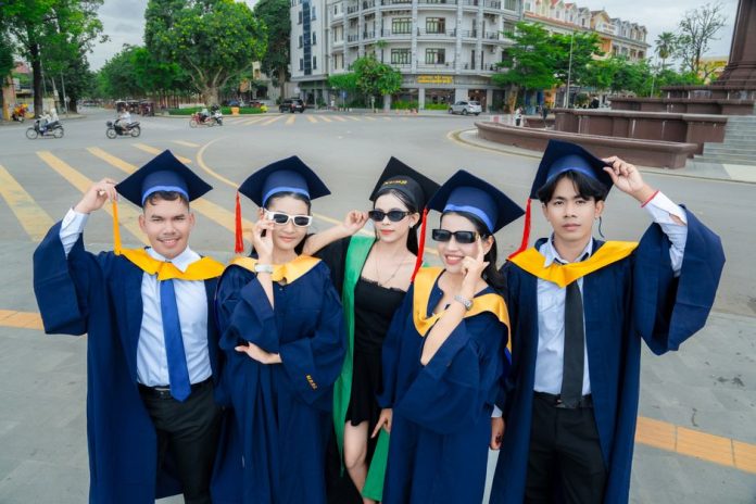 Estudiantes en ceremonia de graduación en campus universitario