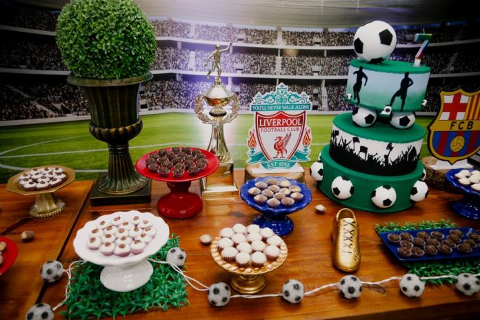 Exposición de trofeos y recuerdos históricos de fútbol en un museo deportivo