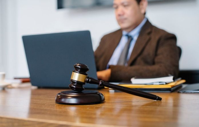 Mazo de juez sobre documentos legales, simbolizando el acuerdo judicial de Anthropic por infracción de copyright