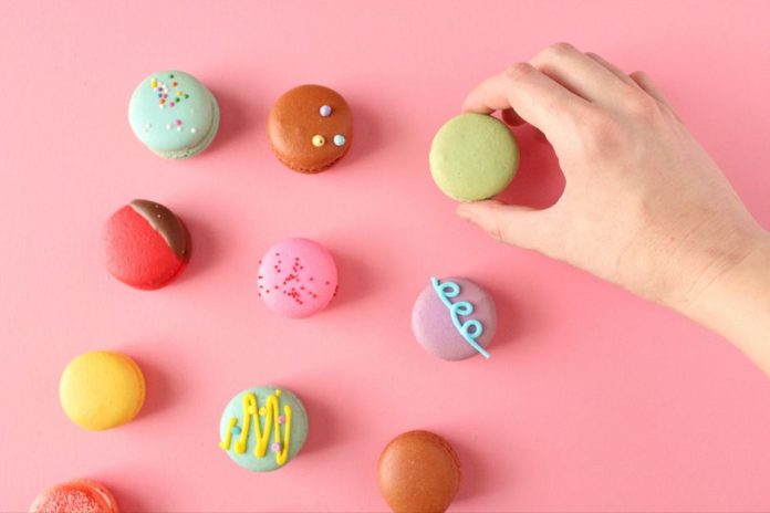 Galletas Oreo en edición limitada con diseño colorido sobre fondo neutro
