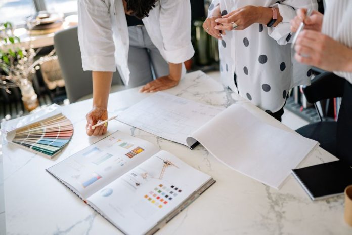 Equipo creativo trabajando en un proyecto de diseño en un estudio
