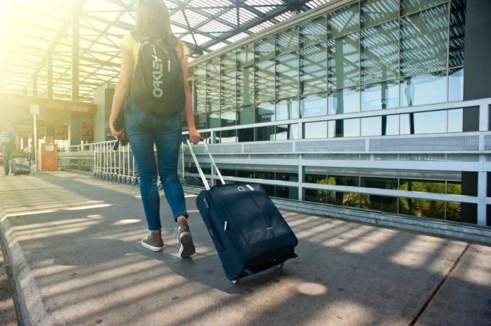 Elementos de viaje y turismo en un aeropuerto moderno