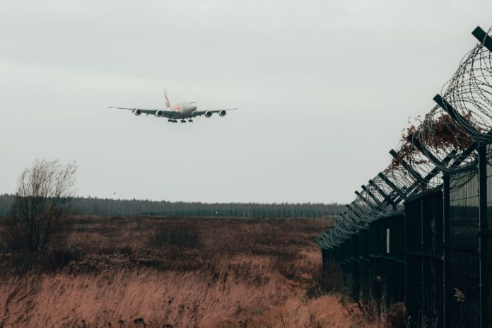 Avión comercial en pista de aeropuerto preparado para despegar