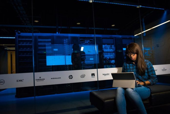 Centro de datos con servidores iluminados