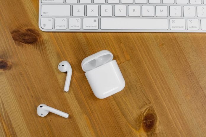Auriculares inalámbricos junto a un ordenador en un entorno de trabajo