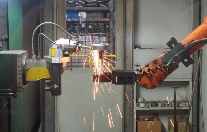 Brazo robótico industrial en un entorno de fabricación automatizada
