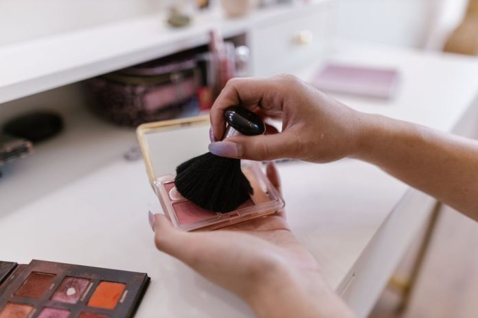 Productos de cosmética y maquillaje en tienda especializada