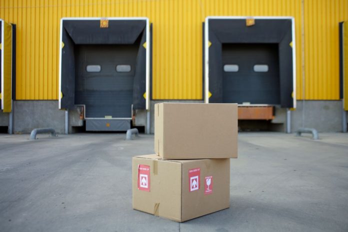 Centro logístico con paquetes y almacén de envíos internacionales