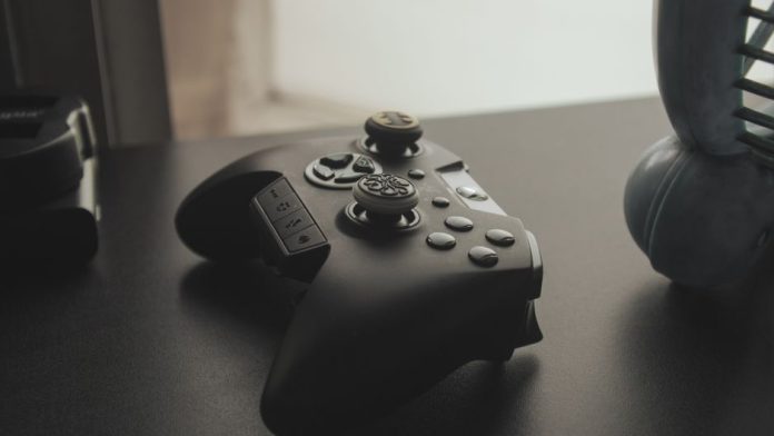 Mando de videojuegos sobre superficie oscura en ambiente gaming