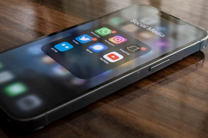 Pantalla de teléfono con aplicaciones de redes sociales