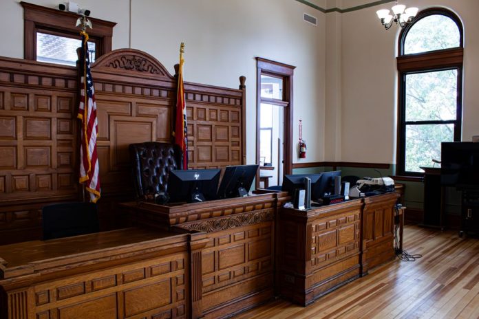 Sala de tribunal con mazo de juez