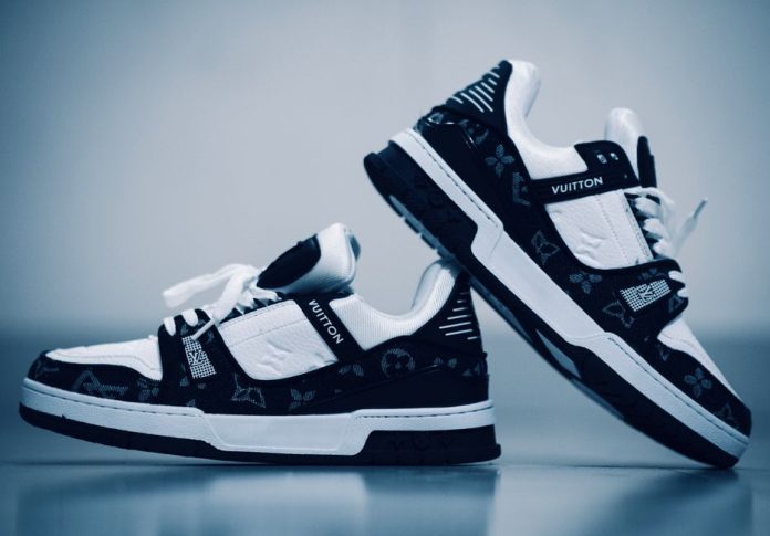 Zapatillas deportivas modernas en tonos neutros sobre fondo minimalista