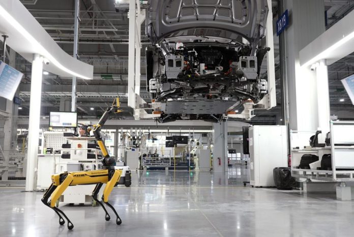 Línea de producción de una fábrica automotriz moderna con tecnología avanzada