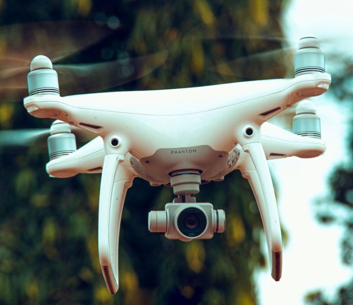 Dron autónomo de reparto en el aire