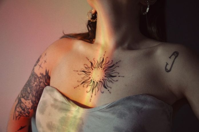 Detalle de tatuaje en piel humana, concepto de arte corporal y cuidado cutáneo