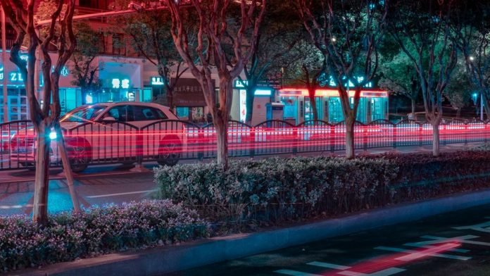 Vehículo autónomo circulando por una calle urbana de noche