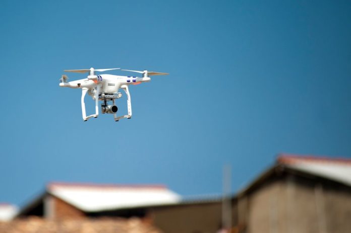 Dron de reparto en vuelo sobre entorno urbano