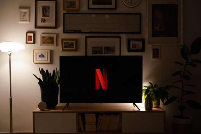 Sala de estar con televisión mostrando interfaz de plataforma de streaming