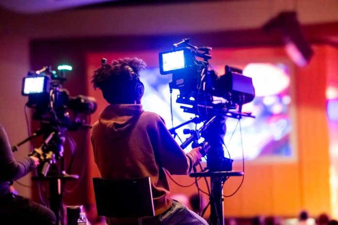Estudio de televisión con equipamiento profesional de iluminación