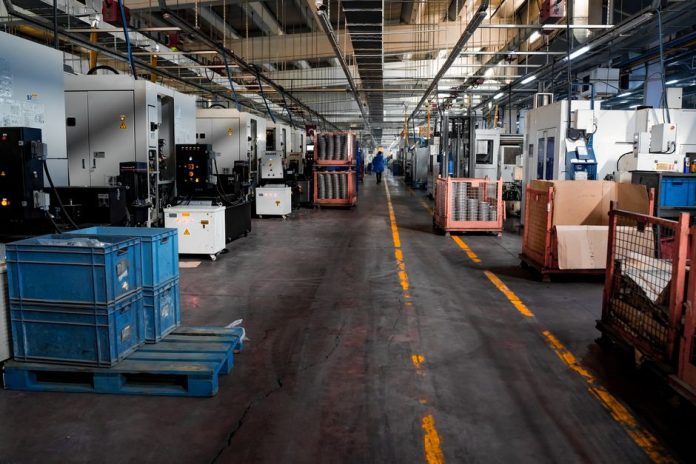 Línea de montaje de componentes electrónicos en una fábrica de tecnología