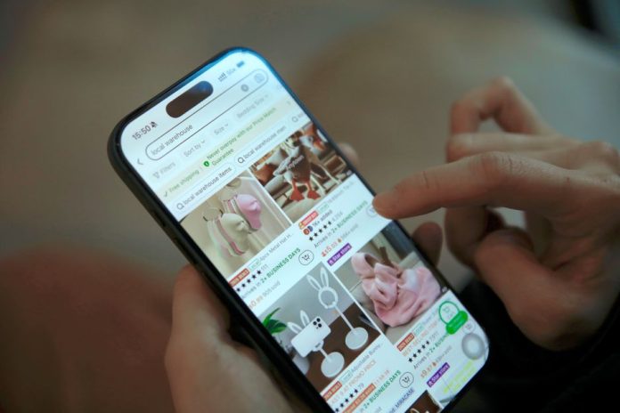 Compra online con comparación de productos en dispositivo móvil