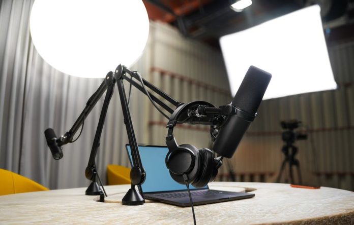 Equipamiento de streaming con micrófono y cámara profesional