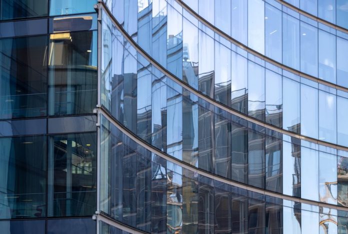 Edificio corporativo de tecnología con fachada de cristal
