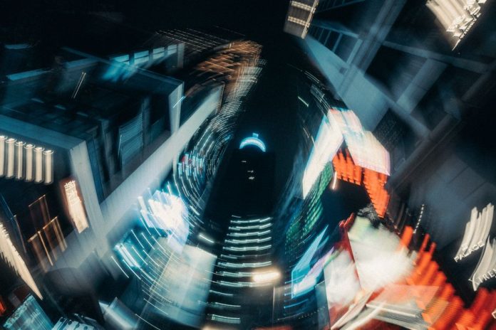 Vista nocturna de una ciudad futurista con luces de neón y rascacielos